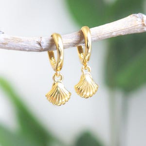 Petites boucles d'oreilles en coquillage, Huggies en coquillages vermeil en or 14 carats, bijoux côtiers minimalistes, boucles d'oreilles de mariage sur la plage, cadeau pour les amoureux de l'océan