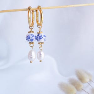 Pendientes de aro con perlas y azulejos portugueses en oro o plata, cuentas de cerámica azul, joyería artesanal de Portugal, un recuerdo de Lisboa para ella.
