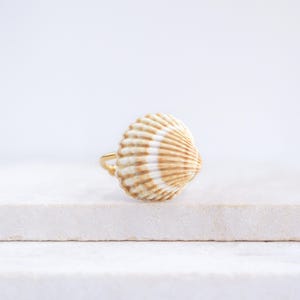 Solsnäcksguldring, horisontellt orangegult sjöhelvete handplockat från Portugal, handgjord medelhavsmusslingring, strandsmycken
