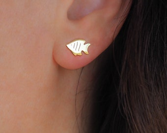 Aretes con forma de pez dorado: estilo costero para tus oídos