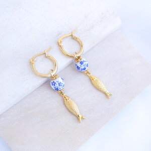 Sardine oorbellen van keramische azulejo tegels, gouden roestvrijstalen ringen, visbedeltje, blauwe porseleinen kralen, handgemaakte kustsieraden uit Portugal 14k Gold SS Hoops