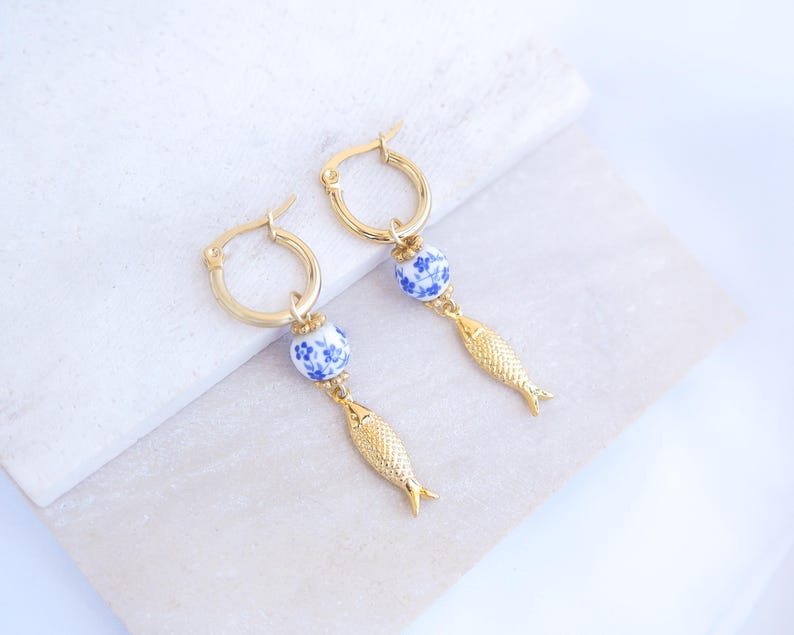 Sardine oorbellen van keramische azulejo tegels, gouden roestvrijstalen ringen, visbedeltje, blauwe porseleinen kralen, handgemaakte kustsieraden uit Portugal 14k Gold SS Hoops