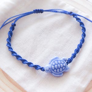Bracciale tartaruga blu, ciondolo tartaruga marina in ceramica, gioielli da spiaggia fatti a mano, cordino in cotone cerato intrecciato, macramè, braccialetto dell'amicizia