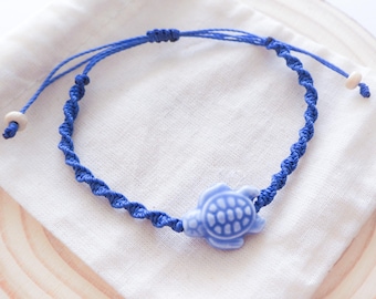 Bracciale tartaruga blu, ciondolo tartaruga marina in ceramica, gioielli da spiaggia fatti a mano, cordino in cotone cerato intrecciato, macramè, braccialetto dell'amicizia