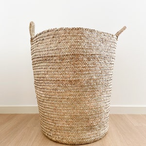 Panier rond traditionnel en osier de couleur miel pour le shopping