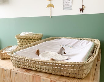 Changing basket with wicker edge changing mat