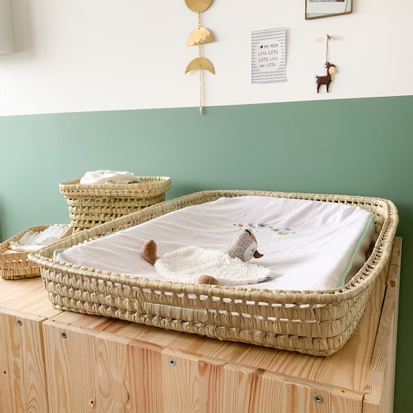 Changing basket with wicker edge changing mat