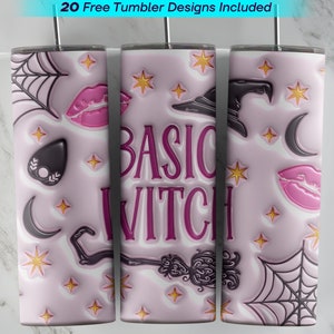 Op de afbeelding: Drie roze roestvrijstalen bekers met een heksenthema. De bekers hebben een zwart-wit spinnenwebontwerp, een roze-zwarte heksenhoed, een roze-zwarte bezem, een halve maan, sterren en de tekst "BASIC WITCH".