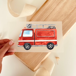 Può includere: Illustrazione ad acquerello di un'autopompa rossa con una scala. Il camion ha ruote nere, una striscia bianca e finestre blu. L'immagine è su uno sfondo color crema.