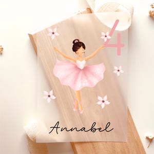 Puede incluir: Tarjeta de cumpleaños personalizada con una bailarina en tutú rosa, con los brazos extendidos. Se muestra el número 4, junto con el nombre "Annabell" en cursiva. Acentos de flores blancas rodean a la bailarina.