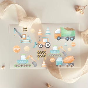 Op de afbeelding: Een set met stickers van bouwvoertuigen met een kraan, een bulldozer, een kiepwagen, een betonmixer en andere bouwmachines. De stickers zijn op een transparante achtergrond en zijn perfect om elke project een leuke en speelse touch te geven.