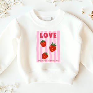Bügelbild mit Spruch Let all that you do be done in love, Erdbeeren Motiv in Rosa und Rot zum Aufbügeln