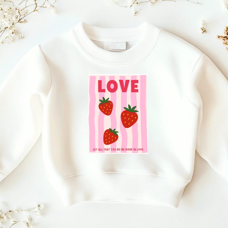 Bügelbild mit Spruch Let all that you do be done in love, Erdbeeren Motiv in Rosa und Rot zum Aufbügeln
