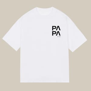 Könnte beinhalten: Weißes T-Shirt mit einem schwarzen Logo, auf dem "PA PA" und darunter "EST 2005" steht.