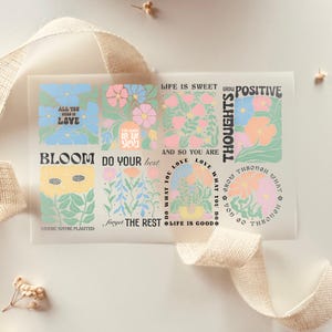 Könnte beinhalten: Ein Set mit acht bunten Aufklebern mit Blumendesigns und positiven Affirmationen. Die Aufkleber zeigen Sätze wie "Bloom where you're planted", "Do your best", "Life is sweet", "Grow positive thoughts", und "Love what you do".