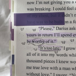 Pode incluir: Close-up de uma p&aacute;gina de livro com texto que diz "Por favor," perguntou Darius, "em troca, dedicarei todos os dias a ser digno disso." O texto "&Eacute; tarde demais" est&aacute; circulado a caneta.