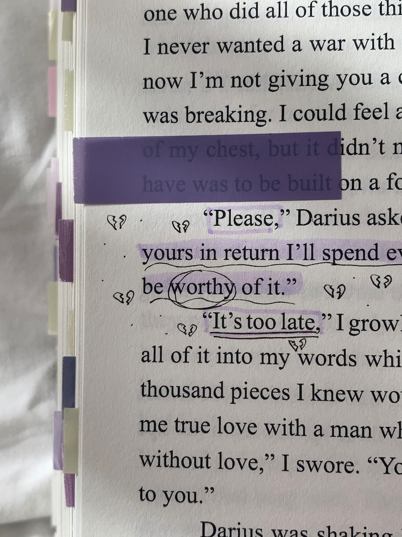 Pode incluir: Close-up de uma p&aacute;gina de livro com texto que diz "Por favor," perguntou Darius, "em troca, dedicarei todos os dias a ser digno disso." O texto "&Eacute; tarde demais" est&aacute; circulado a caneta.