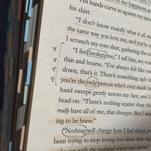 Pode incluir: Um close-up de uma p&aacute;gina de livro com texto que diz "Eu tamb&eacute;m me sinto quebrado." O texto est&aacute; destacado com um marca-texto amarelo. O texto tamb&eacute;m diz "Voc&ecirc; &eacute; a &uacute;nica pessoa que me fez realmente sentir tudo de mim, isso muda. Mas eu quero ser corajoso." O texto est&aacute; circulado com um marca-texto amarelo.