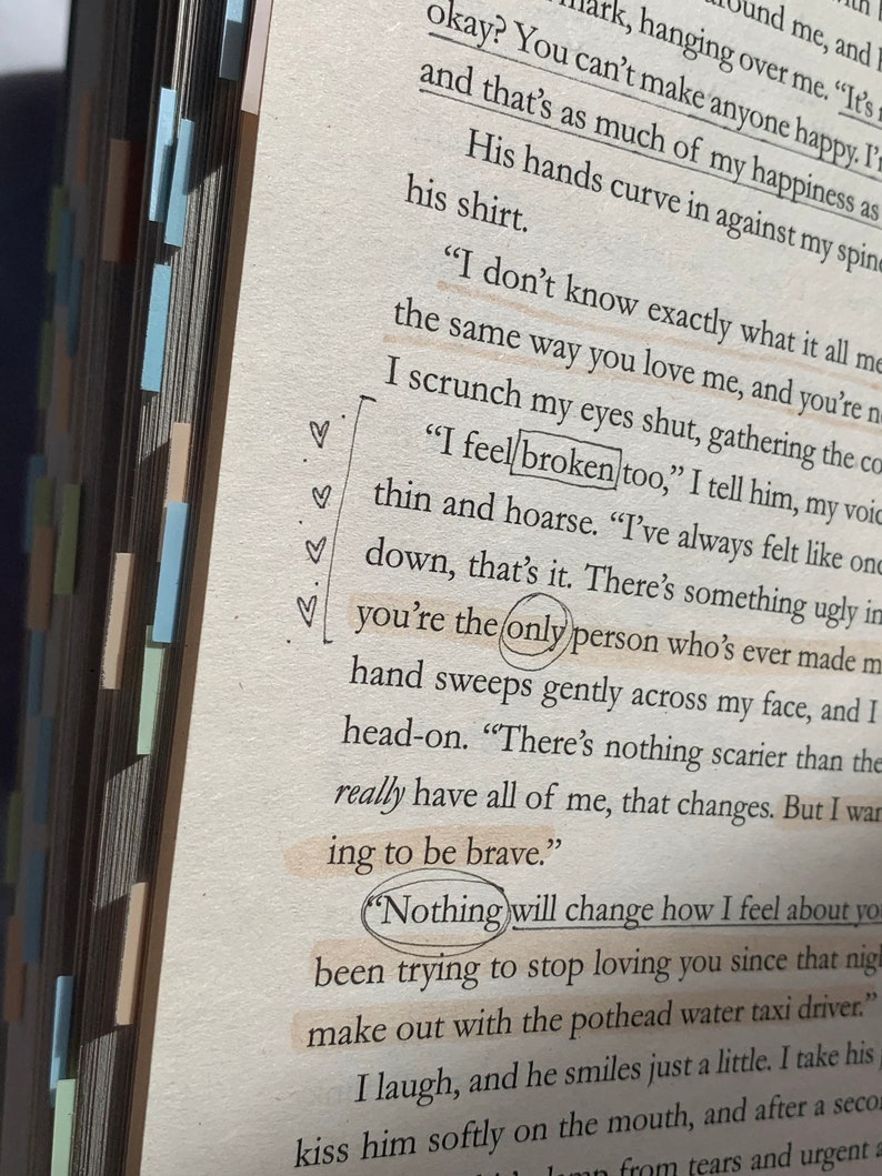 Pode incluir: Um close-up de uma p&aacute;gina de livro com texto que diz "Eu tamb&eacute;m me sinto quebrado." O texto est&aacute; destacado com um marca-texto amarelo. O texto tamb&eacute;m diz "Voc&ecirc; &eacute; a &uacute;nica pessoa que me fez realmente sentir tudo de mim, isso muda. Mas eu quero ser corajoso." O texto est&aacute; circulado com um marca-texto amarelo.