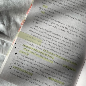 Pode incluir: Um close-up de um livro aberto com um destaque amarelo no texto "Just you I just want you". O texto diz "You didn't" digo. "Estou aqui. E farei qualquer coisa por voc&ecirc;. Qualquer coisa. Pelo resto de nossas vidas."
