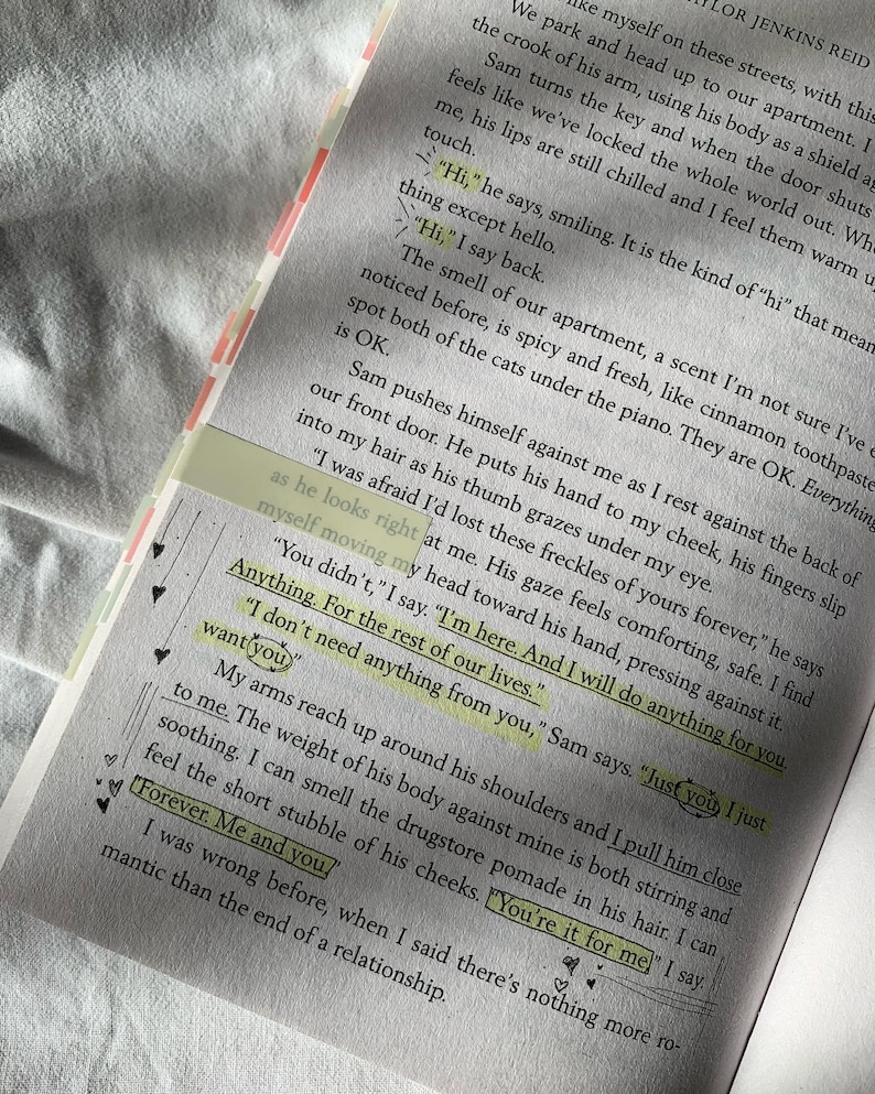 Pode incluir: Um close-up de um livro aberto com um destaque amarelo no texto "Just you I just want you". O texto diz "You didn't" digo. "Estou aqui. E farei qualquer coisa por voc&ecirc;. Qualquer coisa. Pelo resto de nossas vidas."