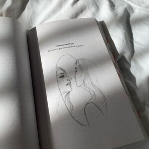 Pode incluir: Uma ilustra&ccedil;&atilde;o em preto e branco de duas mulheres que se olham num espelho. O texto "Emma e Sam" e "Ou, como voltar a juntar-se" est&aacute; escrito acima da ilustra&ccedil;&atilde;o.