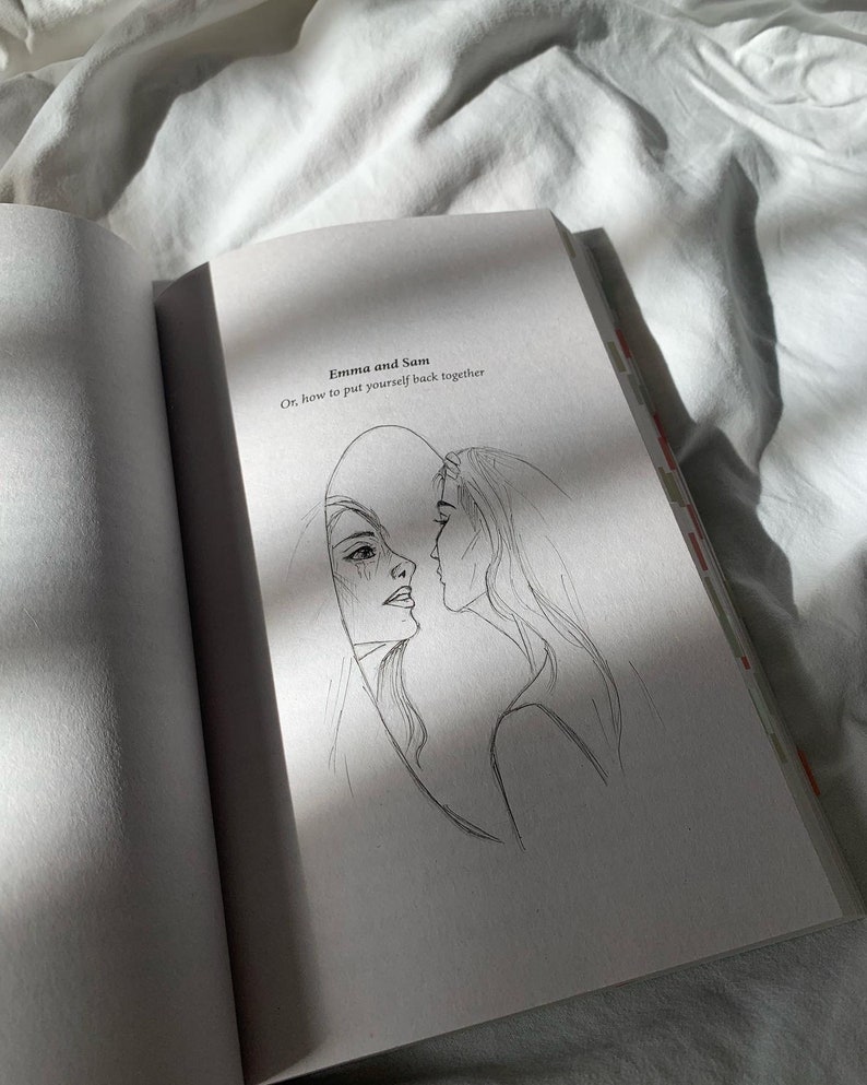 Pode incluir: Uma ilustra&ccedil;&atilde;o em preto e branco de duas mulheres que se olham num espelho. O texto "Emma e Sam" e "Ou, como voltar a juntar-se" est&aacute; escrito acima da ilustra&ccedil;&atilde;o.