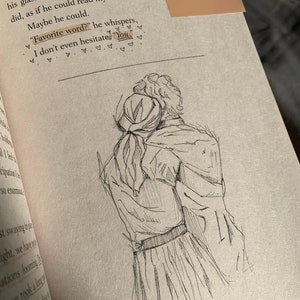 Pode incluir: Um desenho a preto e branco de duas pessoas a abra&ccedil;ar-se. O desenho est&aacute; numa p&aacute;gina de um livro com o texto "Palavra favorita?" e "Tu." escrito nele.