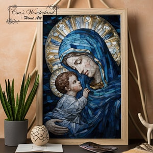 Puede incluir: Una imagen de estilo vitral de la Virgen María sosteniendo a un bebé Jesús. La imagen está enmarcada en un marco de madera claro.