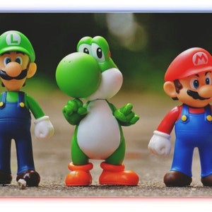 Könnte beinhalten: Ein rechteckiges Mauspad mit drei beliebten Videospielcharakteren: Luigi, Yoshi und Mario. Luigi trägt einen grünen Hut und Latzhose, Yoshi ist grün und Mario trägt einen roten Hut und Latzhose. Das Mauspad hat einen farbenfrohen Rand.