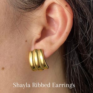 Chunky Gold Ribbed Earrings Retro 80s Statement Earrings Sculptural Gold Jewelry Textured Hoop Earrings Bold Vintage Style Gold Stud Earring