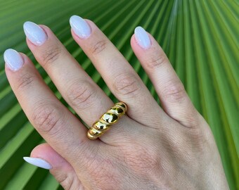 Anillo grueso tipo domo de croissant chapado en oro de 18k para mujer. Anillo llamativo para combinar con otros anillos. Anillo escultórico moderno y clásico para ella. Anillo acanalado de oro.