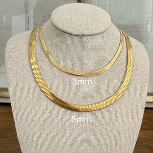 18Kゴールドメッキのヘリンボーンチェーンネックレス、ゴールドスネークチェーンネックレス、彼女へのミニマリストな重ね着ネックレス、ママへの上品なゴールドチェーンネックレス