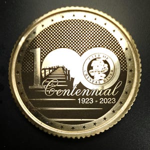 Pièce du centenaire de Crystal River | Médaillon commémoratif 100 ans en laiton | Conception de cartes de 1923 à 2023 | Laiton massif 50 mm
