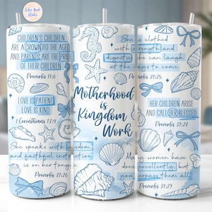 Könnte beinhalten: Drei weiße Becher mit blauen und weißen Designs und inspirierenden Zitaten über Mutterschaft. Die Becher zeigen Muscheln, Seesterne und andere nautische Elemente. Die Zitate beinhalten "Mutterschaft ist Königreichsarbeit", "Kinder von Kindern sind eine Krone für die Älteren" und "Sie spricht mit Weisheit, und treue Unterweisung ist auf ihrer Zunge".