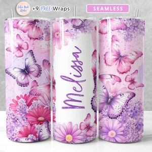 Könnte beinhalten: Eine personalisierte Edelstahl-Trinkflasche mit einem lila und rosa Aquarell-Design mit Schmetterlingen und Blumen. Die Trinkflasche trägt den Namen "Melissa" aufgedruckt.