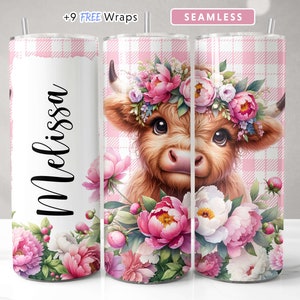 Avvolgere il bicchiere della mucca delle Highland PNG Aggiungi il tuo nome Fiori rosa personalizzati Design del bicchiere da 20 once Sublimazione senza soluzione di continuità Download digitale istantaneo