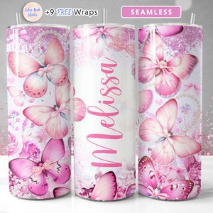 Könnte beinhalten: Ein rosa-weißer Becher mit nahtlosem Design mit Schmetterlingen, Perlen und Glitzer. Der Becher trägt den Namen "Melissa" aufgedruckt.