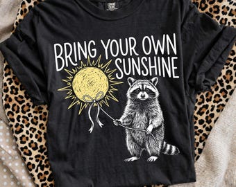 Wasbeer PNG, Motiverend 'Breng je eigen zonneschijn' PNG-bestand, Positief bosdier, Voor grafisch ontwerp van een donker T-shirt