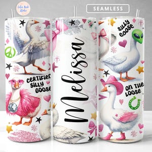 Op de afbeelding: Een witte tumbler met een roze, wit en groen ganzenontwerp. De tumbler heeft de tekst "Silly Goose" en "On the Loose" erop. De tumbler heeft ook de naam "Melissa" erop.