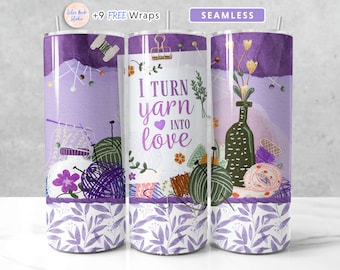 Pode incluir: Um copo roxo e branco com um design de fio, agulhas e o texto "I turn yarn into love".