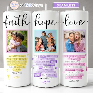 Puede incluir: Tres vasos de acero inoxidable con fondo blanco y detalles coloridos. Cada vaso presenta una palabra diferente: "fe", "esperanza" y "amor". Cada vaso también tiene una foto de dos personas y un versículo bíblico.