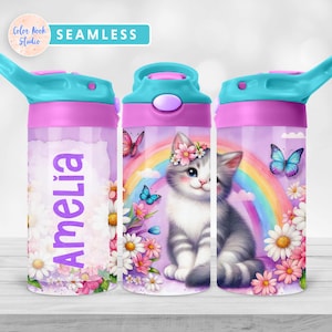 Puede incluir: Una botella de agua morada y azul con tapa de pajita. La botella tiene un arcoíris, flores, mariposas y un lindo gato con una corona de flores. El nombre Amelia está impreso en la botella.