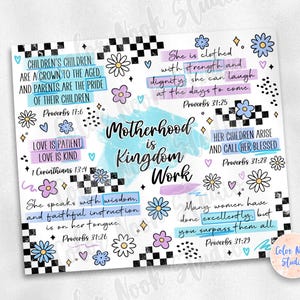 K&ouml;nnte beinhalten: Ein wei&szlig;er Druck mit dem Schriftzug "Motherhood is Kingdom Work" in Schreibschrift, umgeben von floralen und geometrischen Mustern. Der Druck enth&auml;lt Bibelverse und inspirierende Zitate in verschiedenen Farben.