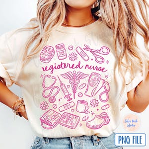 Op de afbeelding: Een wit T-shirt met een roze ontwerp van medische instrumenten en de tekst "registered nurse".