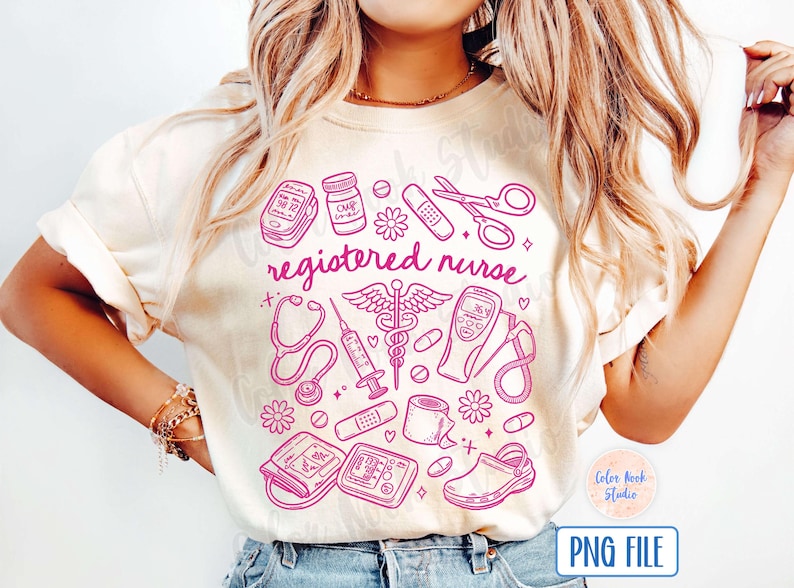 Op de afbeelding: Een wit T-shirt met een roze ontwerp van medische instrumenten en de tekst "registered nurse".