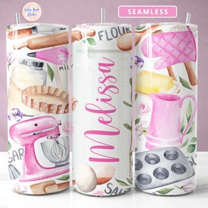 Peut inclure: Un gobelet blanc avec un motif aquarelle rose et blanc représentant des ustensiles de cuisine, des ingrédients de pâtisserie et le nom "Melissa". Le gobelet est sans couture et a une paille.