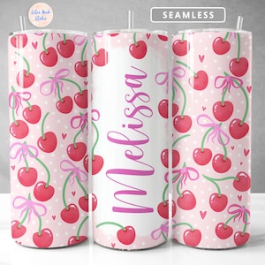 Puede incluir: Un vaso rosa y blanco con un patrón de cerezas y el nombre "Melissa" escrito en él. El vaso es sin costuras y tiene una pajita.