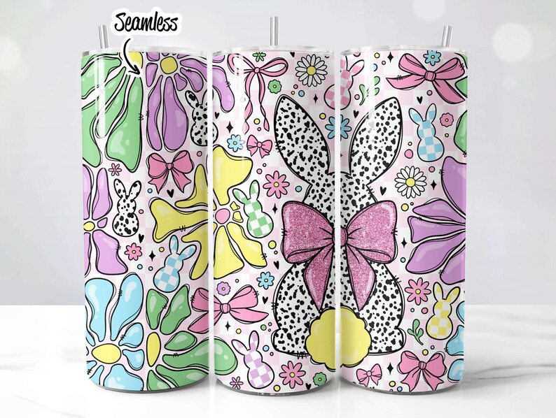 Puede incluir: Tres vasos de acero inoxidable con un patr&oacute;n floral rosa, blanco y verde. El patr&oacute;n incluye conejos, lazos y flores. Los vasos son sin costuras.
