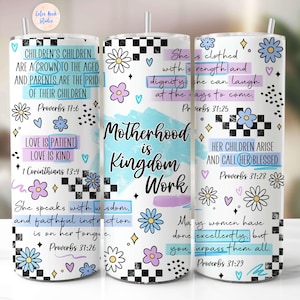 K&ouml;nnte beinhalten: Drei wei&szlig;e isolierte Becher mit Blumen- und Herzmotiven sowie inspirierenden Zitaten. Die Becher zeigen den Text "Motherhood is Kingdom Work" und Bibelverse. Jeder Becher hat ein schwarz-wei&szlig;es Schachbrettmuster.